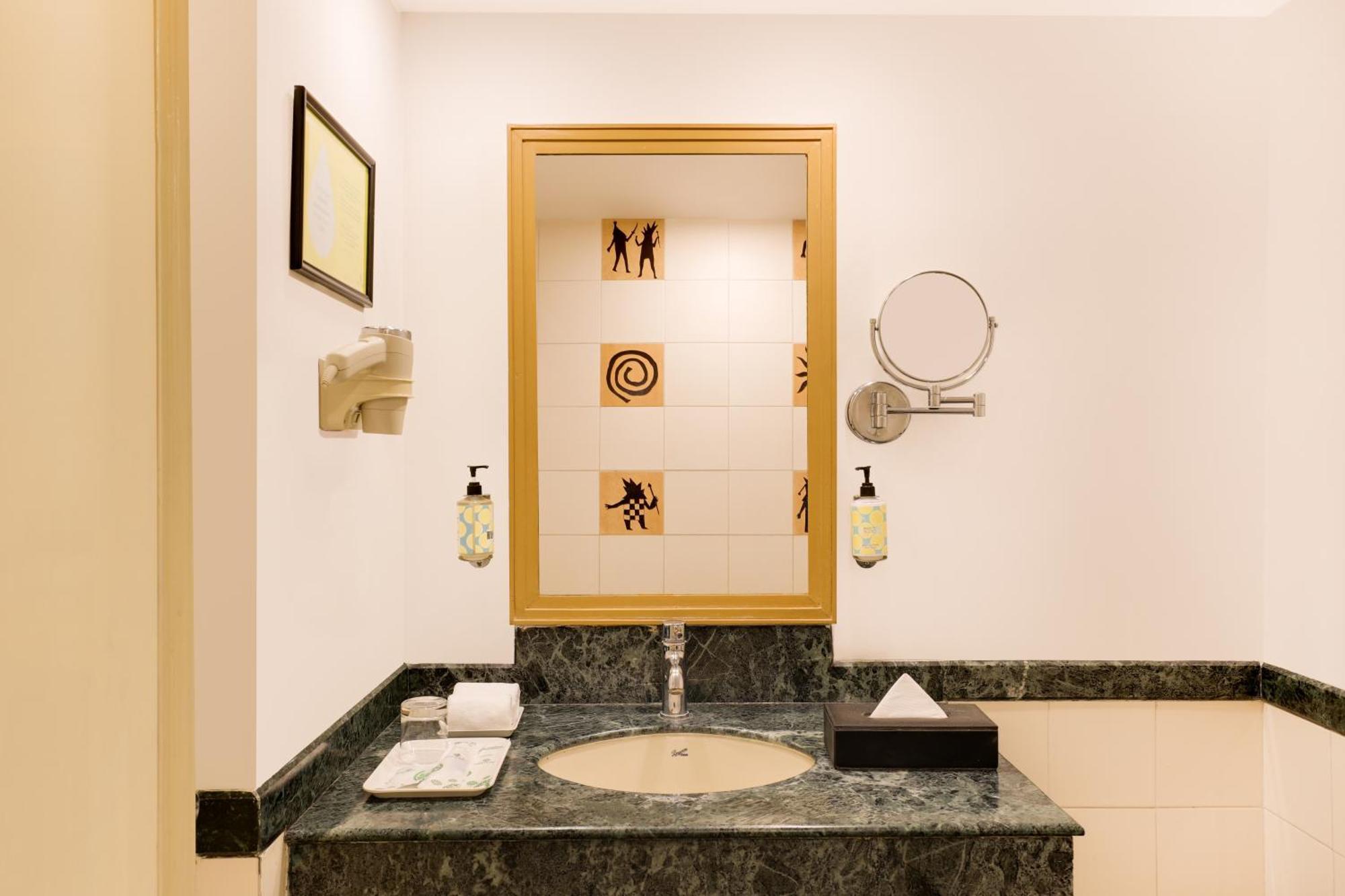 Lemon Tree Hotel, Indore Bagian luar foto
