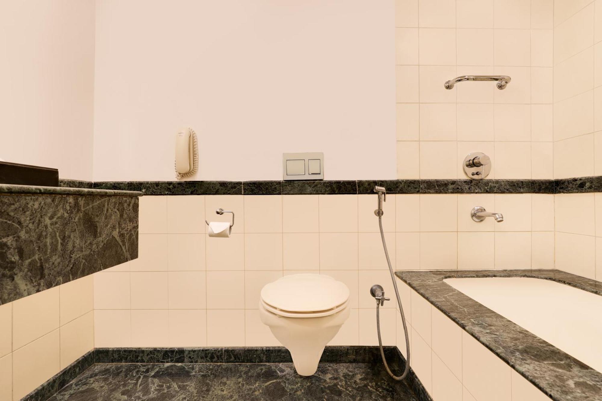 Lemon Tree Hotel, Indore Bagian luar foto